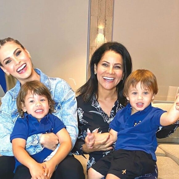 Andressa Suita fez um ensaio com os filhos na véspera do Dia das mães