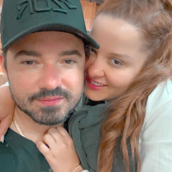 Os sertanejos Maiara e Fernando Zor estão namorando há um ano