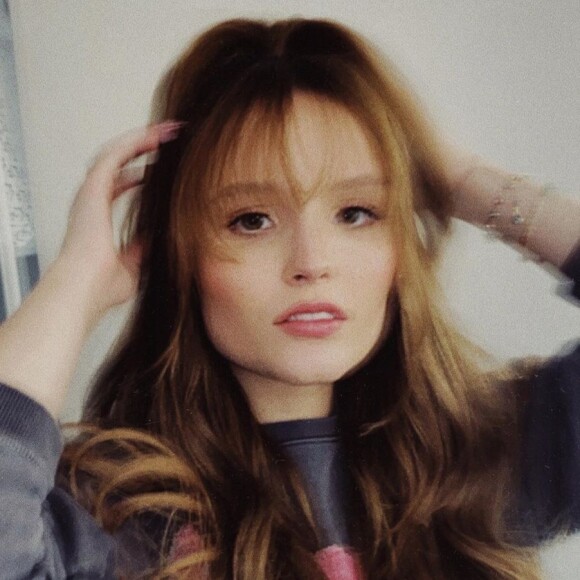 Larissa Manoela exibe franja no cabelo em vídeo