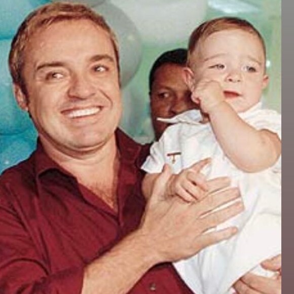 Filho de Gugu Liberato participa de formatura no colégio