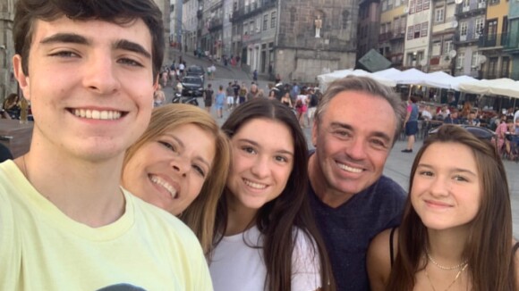 João Augusto Liberato exibe fotos de formatura com mãe e irmãs. Detalhes!