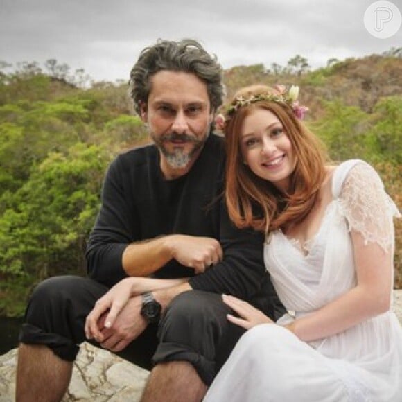 José Alfredo (Alexandre Nero) coloca um vestido branco em Maria Isis (Marina Ruy Barbosa) e a pede em casamento na novela 'Império'