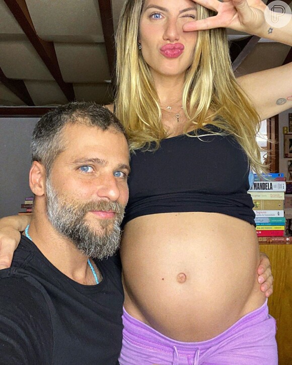 Giovanna Ewbank deixa barriga à mostra aos sete meses de gravidez em foto com Bruno Gagliasso