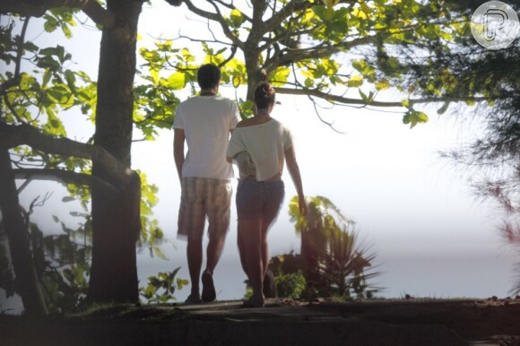 Paolla Oliveira faz passeio romântico com o namorado
