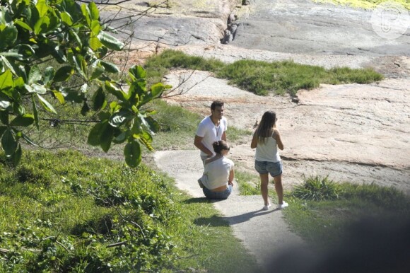 Paolla Oliveira curte a natureza em passeio com o namorado