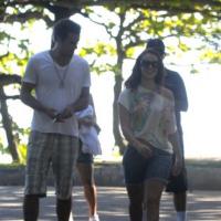 Paolla Oliveira passeia com Joaquim Lopez e encontra Gianecchini em praia