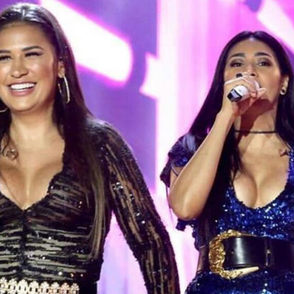 Simone e Simaria usam a rede social para postarem foto de antigo disco