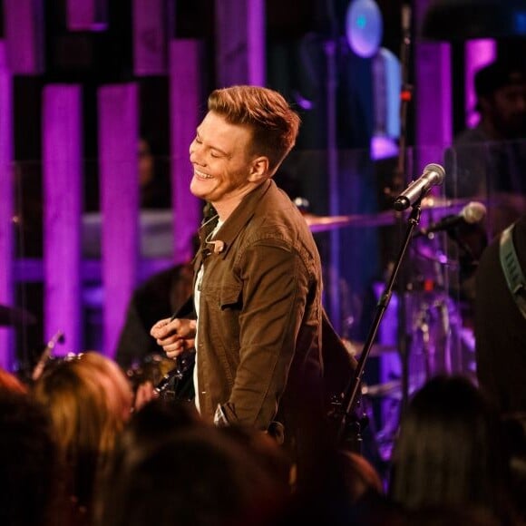 Michel Teló cortou o cabelo para fazer live neste sábado, 30 de maio de 2020