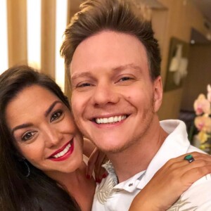 Thais Fersoza mostrou receio ao cortar de novo o cabelo do marido, Michel Teló: 'Primeira foi sorte de principiante'