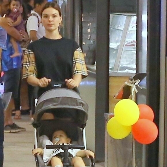 Isis Valverde falou que primeira vez que viajou sem o filho foi marcante