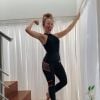 Larissa Manoela mostra animação ao dançar após treino