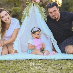 Thaeme Mariôto faz fotos com filha e marido para celebrar 1º aniversário da herdeira