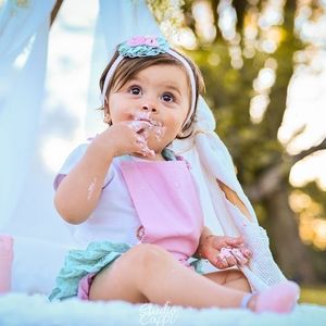 Filha de Thaeme Mariôto come bolo em fotos de 1º aniversário