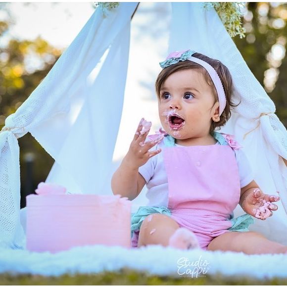 Filha de Thaeme Mariôto aprova bolo em fotos de 1º aniversário