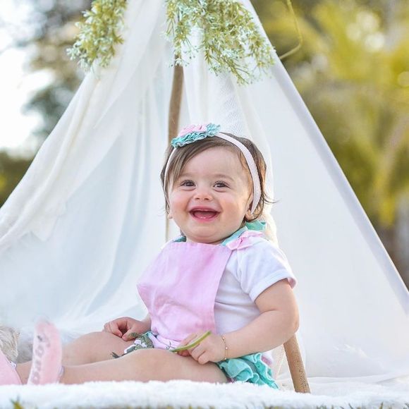 Filha de Thaeme Mariôto encanta sertaneja ao mostrar dentinhos em fotos de 1º aniversário