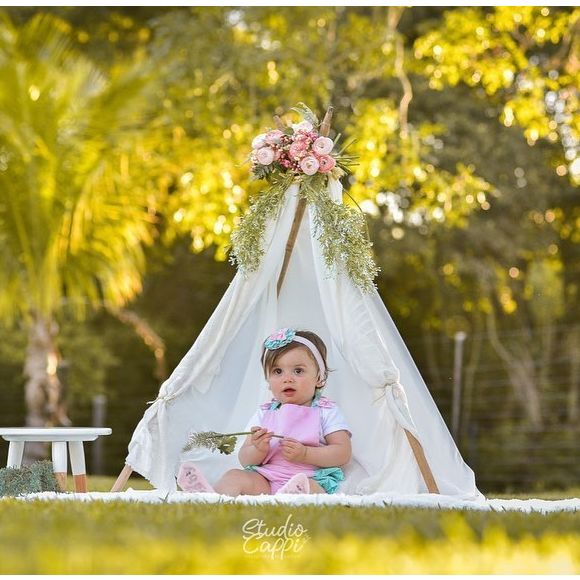 Filha de Thaeme Mariôto se diverte em fotos de 1º aniversário