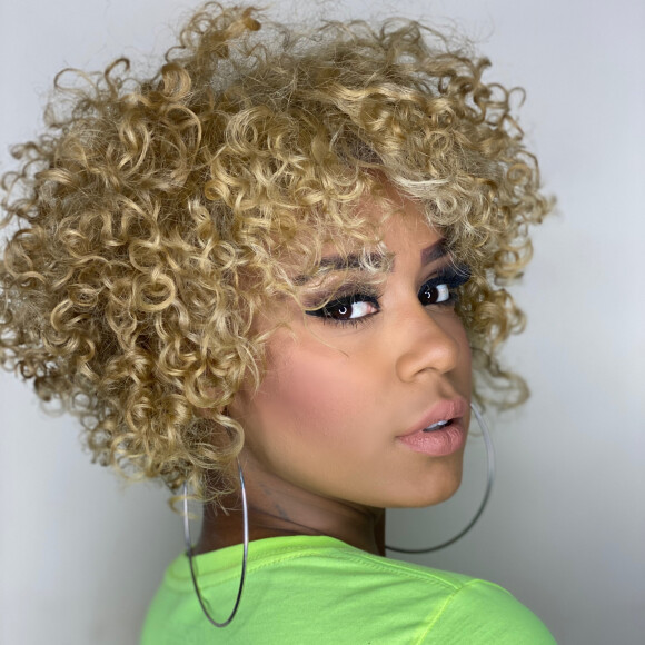 MC Rebecca muda o visual e fica loira