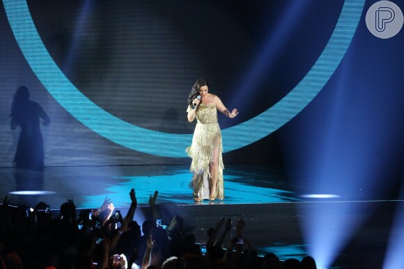 Ivete Sangalo usou vestido dourado com franjas da grife Printing, joias Ara Vartanian e sandália Prada