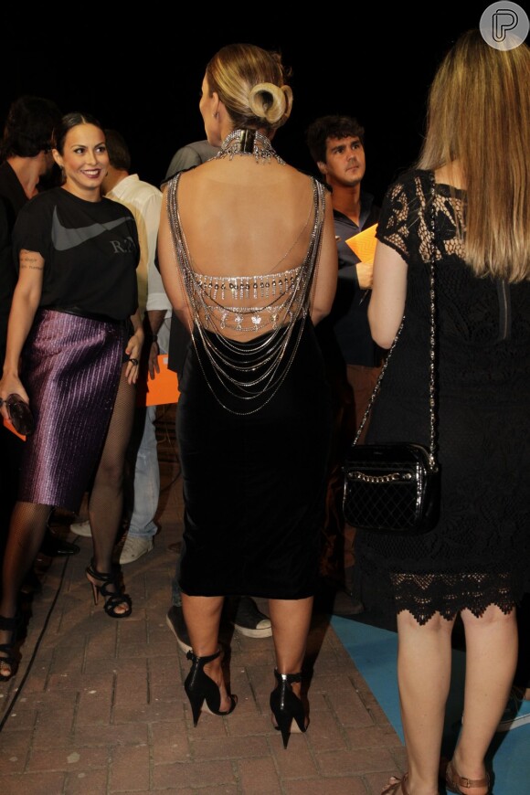 Valesca Popozuda usa vestido midi preto da coleção que vai lançar para uma marca de roupas populares - que a cantora não quis revelar o nome