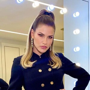 Andressa Suita apostou em botas de cano longo para acompanhar live do marido, Gusttavo Lima