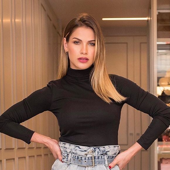 Andressa Suita é fã também do jeans e o modelo vintage tem lugar cativo no closet