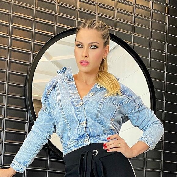 Andressa Suita apostou no comfy chique para curtir live do marido, Gusttavo Lima. Look teve direito a peça de tricô