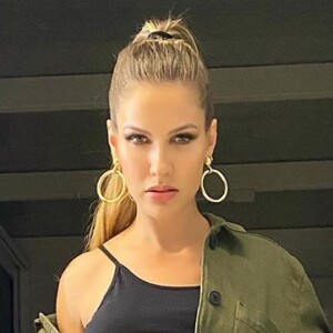 Andressa Suita usou look com ar militar combinando com dois cintos iguais