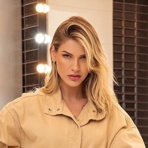 Os looks monocromáticos têm vez no closet de Andressa Suita