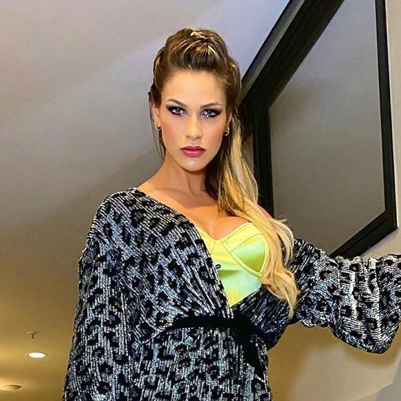Andressa Suita aposta também no quimono e das microbags