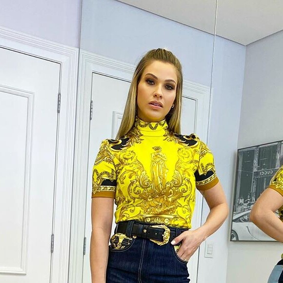 Blusas de gola alta também marcam o estilo de Andressa Suita