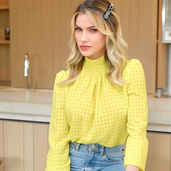 Andressa Suita não dispensa os looks confortáveis