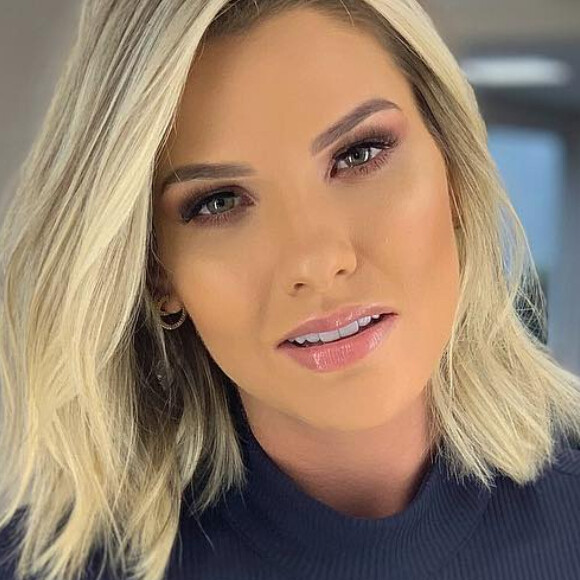 Andressa Suita tem um look versátil, com jeans, look monocromático, vinil, decote, fenda. Se inspire!