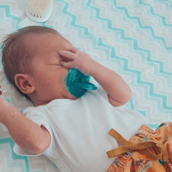 Léo foi fotografado pela mãe, Marília Mendonça, enquanto dormia