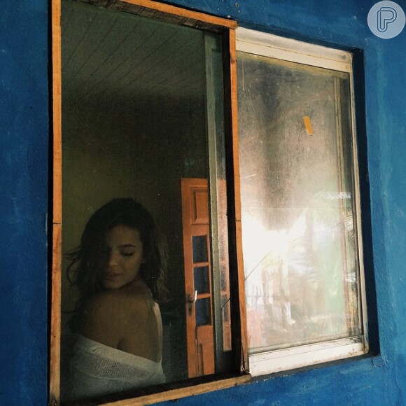 Na manhã desta quarta-feira, 29 de outubro de 2014, ela postou no Instagram uma foto onde aparece sensual em uma janela