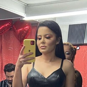 De biquíni, Maraisa deixou corpo à mostra em vídeo com namorado