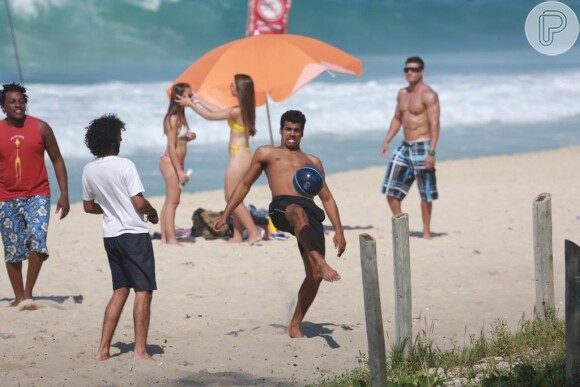 Marcello Melo Jr. também mantém a boa forma jogando futvolei nas praias do Rio 