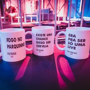 Maiara, Maraísa e Marília Mendonça mostraram suas canecas personalizadas para a live