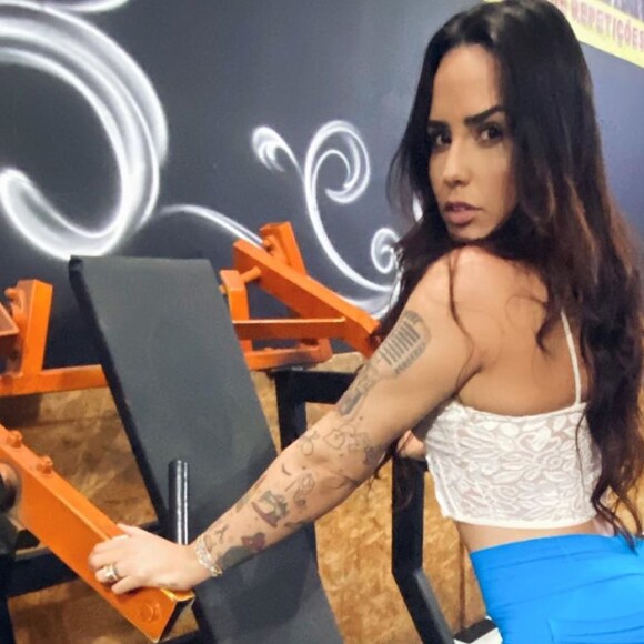 Perlla mantém corpo em forma com exercícios