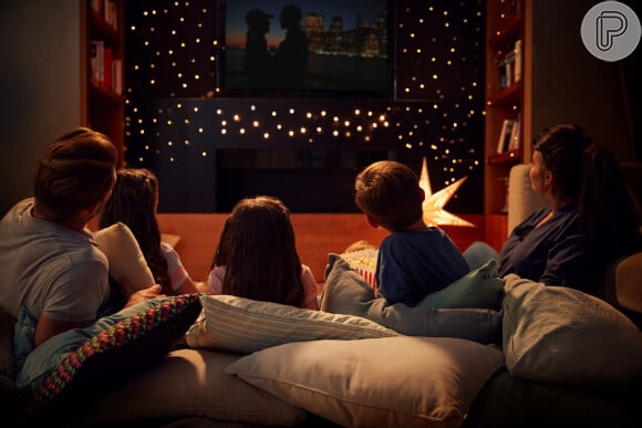 Invista em cortinas e persianas com blackout, para trazer o mood cinema para sua sala