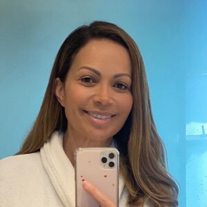 Solange Almeida indicou separação ao postar selfie: 'Sorrindo para minha melhor companhia!!!'