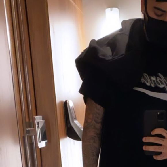 Kevinho usou máscara de proteção para fazer nova foto no espelho