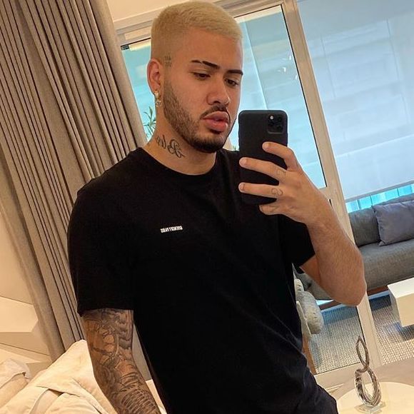 Kevinho tranquiliza fãs após cirurgia plástica no nariz: 'Estou ainda em recuperação'