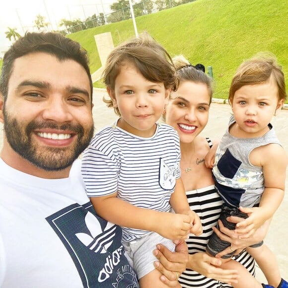 Andressa Suita assumiu que se arrumou para curtir o domingo em casa, com a família