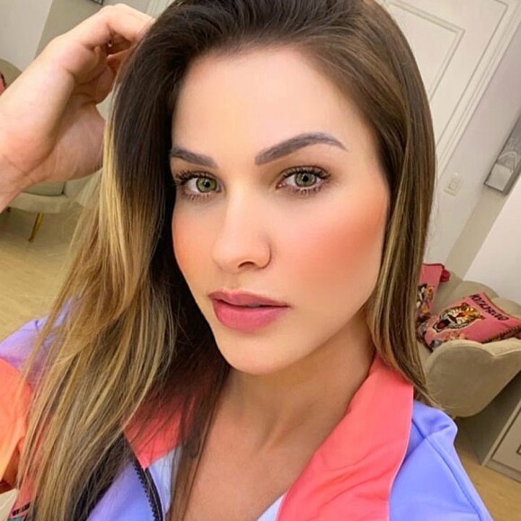 Andressa Suita hidratou os cabelos, fez maquiagem e escolheu um look com estampa tie dye