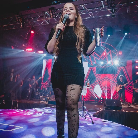 Maiara mostrou aos fãs o momento em que Fernando Zor dá um relógio de luxo para o pai dela