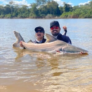 Fernando Zor e a namorada, Maiara, foram para uma fazenda comemorar o aniversário do pai da cantora