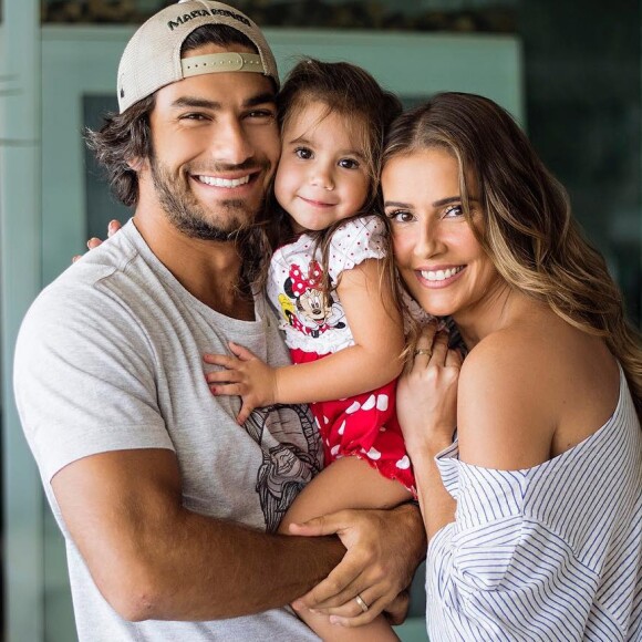 Deborah Secco prepara peça de teatro para a filha, Maria Flor, de 4 anos, fruto do seu casamento com o marido, Hugo Moura