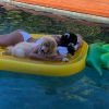 Bruna Marquezine posta foto de biquíni deitada com a pet Amora