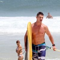 José Loreto, de 'Boogie Oogie', leva tombo ao praticar stand up paddle em praia