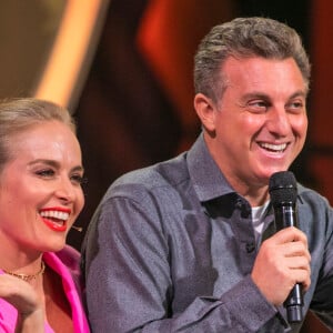 Luciano Huck teve os dedos atingidos por Angélica quando sua mulher cortou seu cabelo